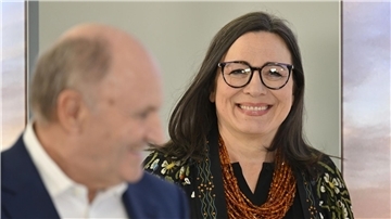 Die designierte finnische Intendantin Lilli Paasikivi (r.) und Hans-Peter Metzler, Festspielpräsident.