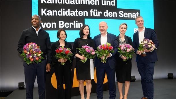 Die designierten Senatorinnen und Senatoren der CDU für Berlin: Joe Chialo (l-r, Kultursenator), Felor Badenberg (Justizsenatorin), Katharina Günther-Wünsch (Bildungssenatorin), Kai Wegner (Regierender Bürgermeister), Manja Schreiner (Verkehrssenatorin) und Stefan Evers (Finanzsenator).