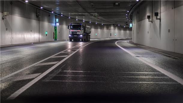 Straßenbelag im Tunnel mit drei Markierungsstrichen