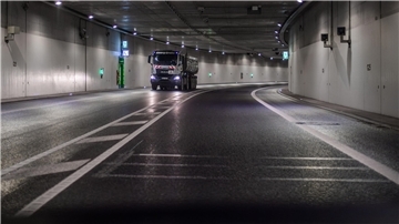 Straßenbelag im Tunnel mit drei Markierungsstrichen