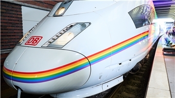 Die Deutsche Bahn hat ihren ICE lackiert mit einem Streifen in Regenbogenfarben vorgestellt. „Que(e)r durch Deutschland“ heißt das Motto, mit dem die DB Position bezieht.