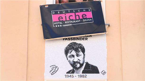Neue Gedenktafel für Fassbinder in München Die Deutsche Eiche war das Stammlokal von Fassbinder.