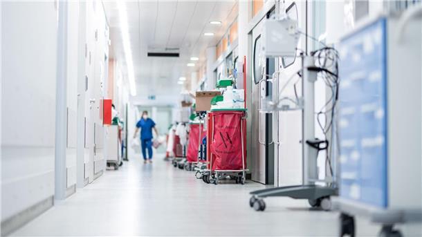 Die Deutsche Krankenhausgesellschaft warnt vor akuten Finanznöten vieler Kliniken.