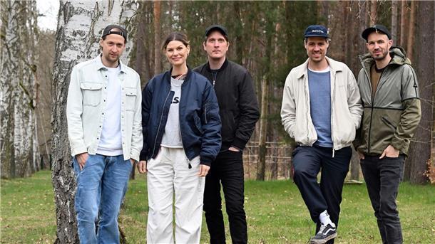Die deutsche Pop-Rock-Band Juli besteht aus Gitarrist Simon Triebel (l-r), Sängerin Eva Briegel, Gitarrist Jonas Pfetzing, Bassist Andreas „Dedi“ Herde und Schlagzeuger Marcel Römer.