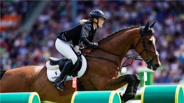 Die deutsche Springreiterin Janne Friederike Meyer-Zimmermann auf dem Pferd Messi.