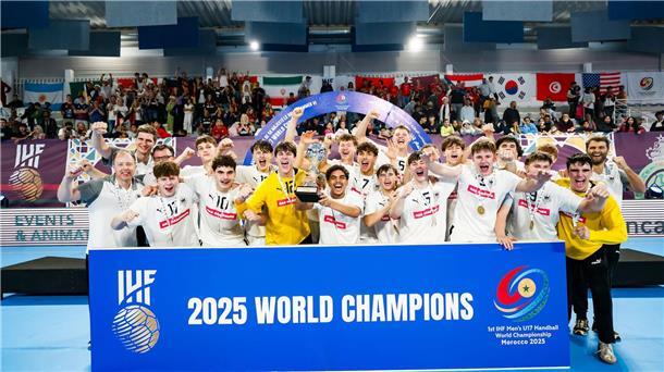 Bilder des Tages Die deutsche U17-Handballnationalmannschaft feiert ihren Weltmeistertitel.