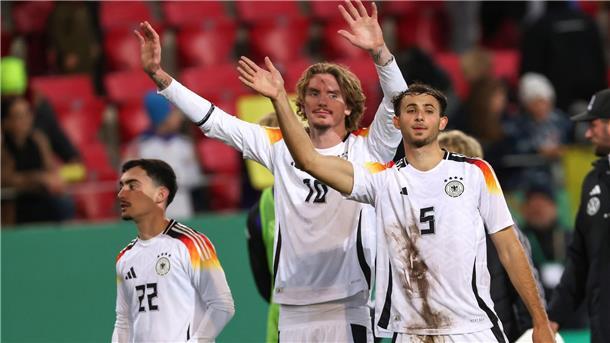Die deutsche U21 jubelt über den EM-Gruppensieg.