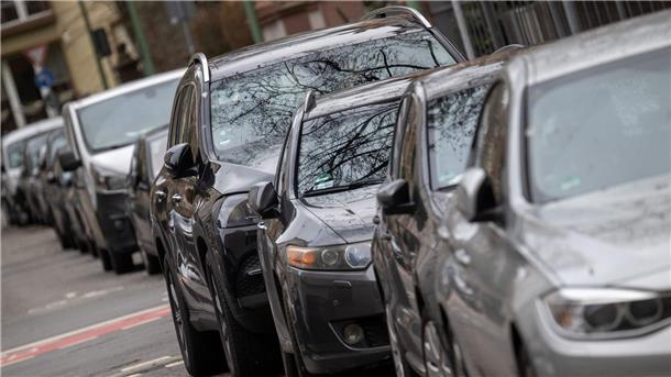 Die Deutsche Umwelthilfe hat in 150 deutschen Städten höhere Parkgebühren und Parkbeschränkungen für SUV-Fahrzeuge beantragt.