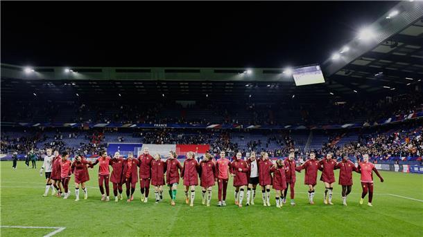 DFB-Frauen „unheimlich stolz“ nach Finaleinzug Die deutschen Fußballerinnen lassen sich in Caen für den Final-Einzug feiern.