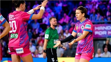 Die deutschen Handballerinnen bejubeln ihren Sieg gegen die Niederlande.