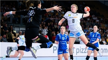 Die deutschen Handballerinnen wollen auch in der EM-Hauptrunde Grund zum Jubel haben. Eine Hoffnungsträgerin ist die 21 Jahre alte Nina Engel, die aus Driftsethe stammt.