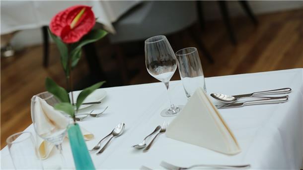 Deutsche sparen besonders an der Gastronomie Die Deutschen neigen einer Erhebung zufolge am ehesten dazu, an der Gastronomie zu sparen.