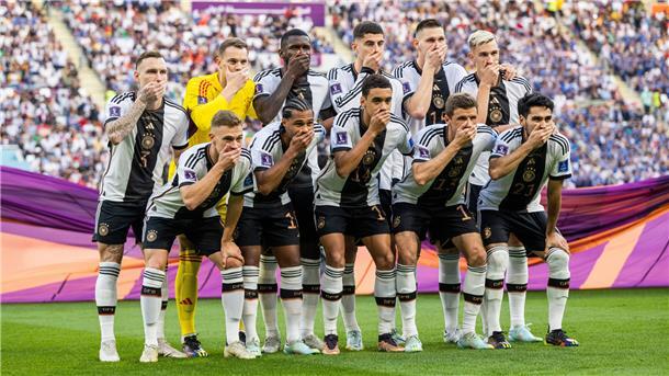 Neuer & Co. senden zumindest eine kleine Protest-Botschaft Die deutschen Spieler beim Mannschaftsfoto vor der Partie gegen Japan.