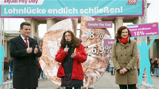 Laute Rufe nach mehr Lohn für Frauen Die DGB-Vorsitzende Yasmin Fahimi (M) gibt am Vortag des Internationalen Frauentages ein Statement zum Equal Pay Day vor dem Brandenburger Tor ab. Neben ihr: Bundesarbeitsminister Hubertus Heil.