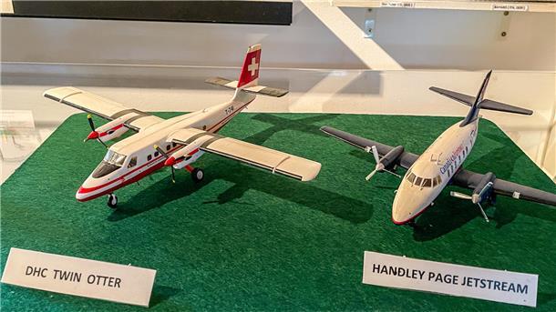 10 Jahre Modellbau und geschichtliche Sammlung in Bokel Zwei Modellflugzeuge stehen nebeneinander