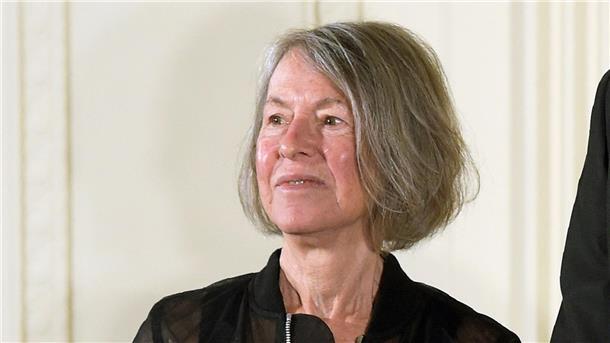„Musik der Gedanken“: Nobelpreisträgerin Glück ist tot Die Dichterin Louise Glück am 22. September 2016 bei einer Zeremonie zu ihrer Ehrung mit der National Humanities Medal der USA im East Room des Weißen Hauses in Washington.
