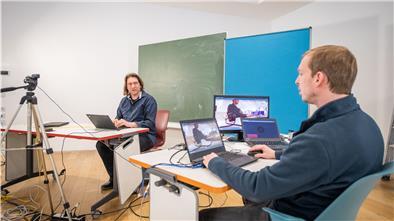 Die digitalen Angebote wie die von Professor Oliver Radfelder (links) und Christof Seyfferth vom Studiengang Informatik werden auch das kommende Semester prägen. Es gibt aber etliche Studenten, die an der Hochschule arbeiten wollen, weil ihnen zu Hause die technischen und räumlichen Voraussetzungen für das digitale Studium fehlen.