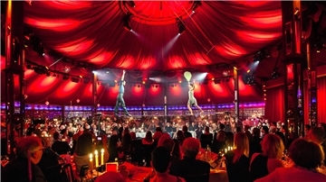 Die Dinner-Show Palazzo macht in Hamburg dieses Mal auf der Galopprennbahn Horn Station.