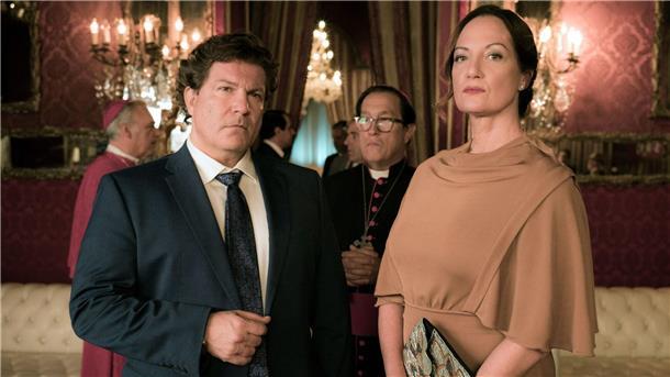 Die Diplomatin Karla Lorenz (Natalia Wörner, r) trifft den Bauunternehmer Robert Felting (Francis Fulton-Smith).
