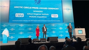 Die Direktorin des Alfred-Wegener-Instituts Antje Boetius und MOSAiC-Expeditionsleiter Markus Rex auf der Bühne bei der Arctic Circle-Preisverleihung.