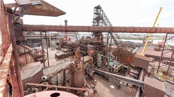 „Stahlgipfel“ beim Bundeskanzler - darum geht es Die Direktreduktionsanlage auf dem ArcelorMittal-Stahlstandort Hamburg wird mit Erdgas betrieben und ist seit mehr als 50 Jahren in Betrieb. (Archivbild)