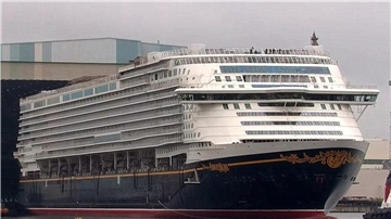 Ein Kreuzfahrtschiff beim Ausdocken.