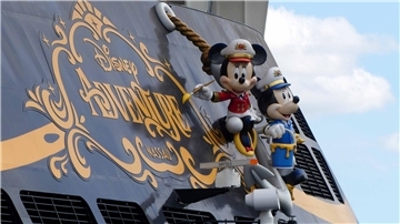 Die „Disney Adventure“ ist in Bremerhaven angekommen. Dort wird das Kreuzfahrtschiff weiter ausgerüstet.