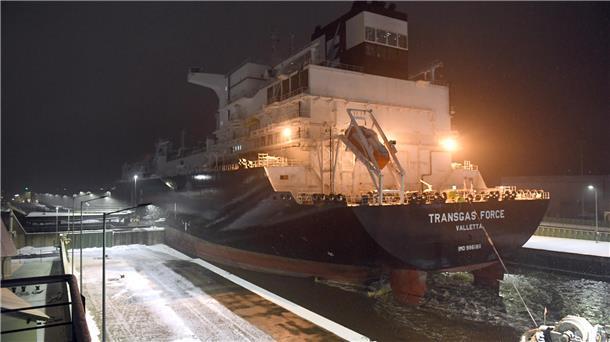 Fette Rohre und heikle Schleusung: Warum dieses Schiff wichtig für unser Gas ist Die Dockschleusung war eine knappe Kiste.
