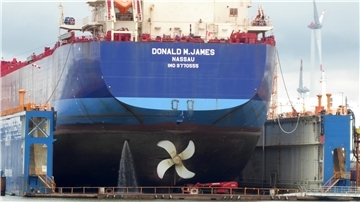 ein Schiff liegt in einem Dock einer Werft