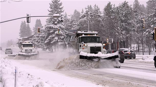 Schwerer Schneesturm in Kalifornien Die Donner Pass Road wird vom Schnee befreit.