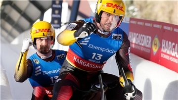 Die Doppelsitzer Tobias Wendl (r) und Tobias Arlt (l) holen in Sigulda ihren ersten Saisonsieg.