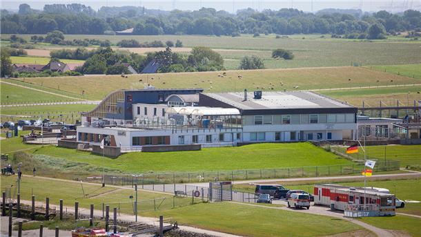 Mit der besonderen Panoramalage am Wattenmeer gehört das Lokal seit vielen Jahren zu den beliebten Ausflugszielen für Einheimische und Urlauber. Aktuell ist das Restaurant geschlossen.