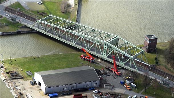 Die Drehbrücke war bislang die größte Eisenbahndrehbrücke Deutschlands. Sie überquert den Verbindungskanal zwischen den Kaiserhäfen und dem Wendebecken vor der Nordschleuse.