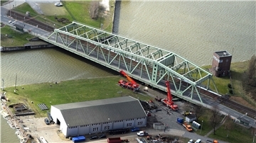Die Drehbrücke war bislang die größte Eisenbahndrehbrücke Deutschlands. Sie überquert den Verbindungskanal zwischen den Kaiserhäfen und dem Wendebecken vor der Nordschleuse.