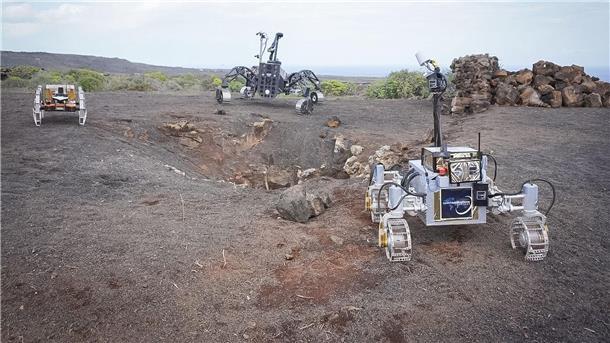 Autonome Mond-Rover erkunden Lavahöhle auf Lanzarote Die drei autonomen Rover Coyote III, SherpaTT und LUVMI-X erkunden den Eingang zu einer Lavahöhle auf Lanzarote.