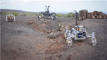 Die drei autonomen Rover Coyote III, SherpaTT und LUVMI-X erkunden den Eingang zu einer Lavahöhle auf Lanzarote.