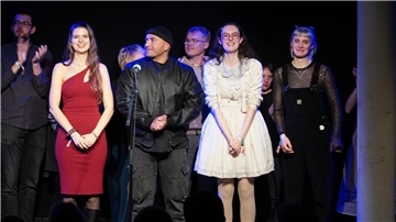 Bremerhavener Elias Naeb heute im Finale der Poetry Slam Meisterschaften Poetry Slammer auf der Bühne