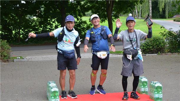 Laufen extrem: 2.344 Kilometer in 41 Tagen  Die drei Japaner Masaru Asai, Minoru Tabata und Usaburou Kawabata erreichten um 17.35 Uhr gemeinsam das Etappenziel in Oerel.