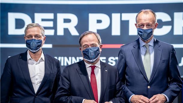 Die drei Kandidaten für den Bundesvorsitz der CDU, Armin Laschet (M), Friedrich Merz (r) und Norbert Röttgen (l) stehen nach einem Mitglieder-Talk der Jungen Union nebeneinander.
