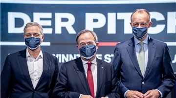 Die drei Kandidaten für den Bundesvorsitz der CDU, Armin Laschet (M), Friedrich Merz (r) und Norbert Röttgen (l) stehen nach einem Mitglieder-Talk der Jungen Union nebeneinander.