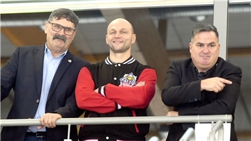 Die drei „Macher“ aus der Pinguins-Geschäftsstelle (von links). Alfred Prey, Sebastian Furchner und Hauke Hasselbring.