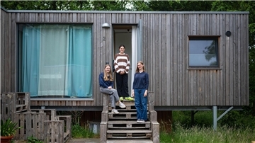 Die drei Schülerinnen Anna, Paulina und Hannah stehen vor einem Tiny House.