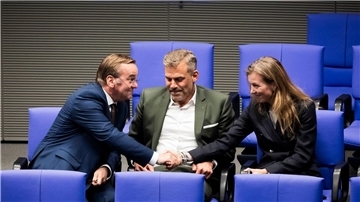 Die drei SPD-Verteidigungsexperten schrieben gemeinsam der Fraktion. 