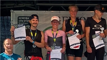 Die drei Triathleten aus Scheeßel absolvierten erfolgreich die olympische Distanz in Bremen.