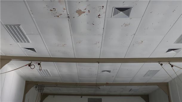 Renovierung der Decke in der alten Heeslinger Sporthalle Die Decke einer Halle.