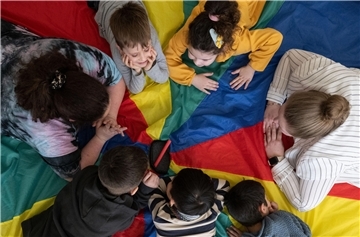 Kinder in der Spielrunde