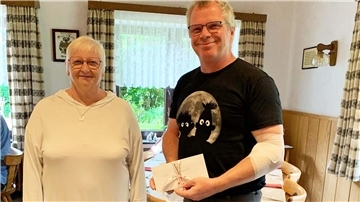 Die DRK-Vorsitzende Margrit Warnke bedankte sich bei Thomas Fincken für dessen 125. Blutspende.