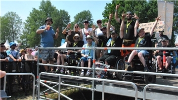 Die DRK-Wohngruppe aus Schiffdorf und ihre Betreuer sind völlig begeistert vom Hurricane-Festival in Scheeßel - auch wenn das Fahren mit den Rollstühlen auf dem Gelände eine schweißtreibende Angelegenheit ist.
