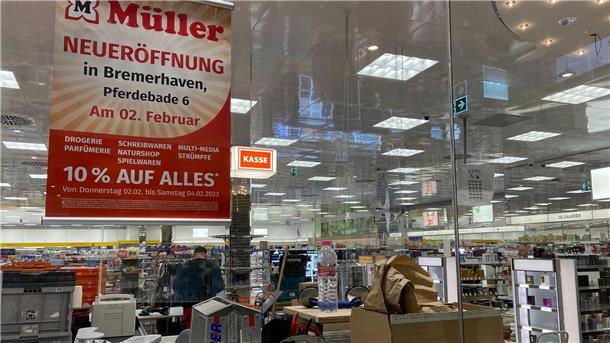 Die Drogeriekette Müller macht im Einkaufszentrum an der Pferdebade einen neuen Laden auf. Die Regale sind schon befüllt.