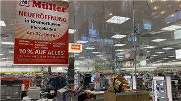 Die Drogeriekette Müller macht im Einkaufszentrum an der Pferdebade einen neuen Laden auf. Die Regale sind schon befüllt.